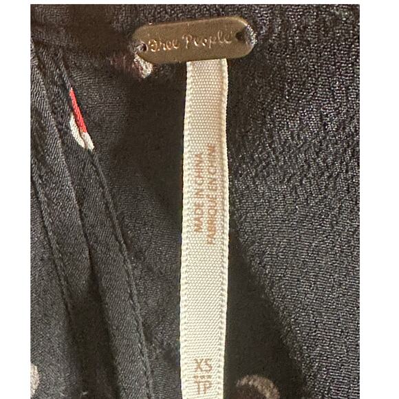 Free People black red polka dot pleated V neck crop top blouse size XS - Picture 3 of 13